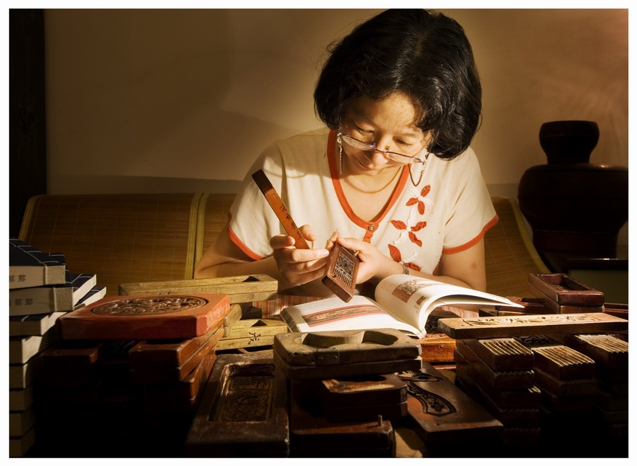 王静在做年糕板的研究.jpg 王静在做年糕板的研究.jpg